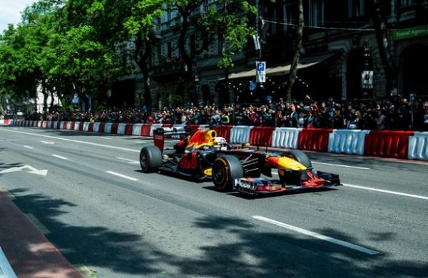 <br />
Видео: Renault и Red Bull Racing проводят демозаезды<br />
